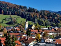 Das Stadtzentrum von Oberstaufen mit Blick auf die Kirche