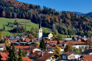 Das Stadtzentrum von Oberstaufen mit Blick auf die Kirche
