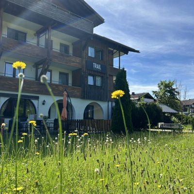 Das Trailhotel in Oberstaufen mit Blumenwiese