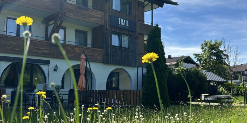 Das Trailhotel in Oberstaufen mit Blumenwiese
