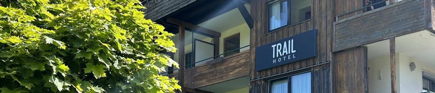 Außenansicht vom Trailhotel im Sommer