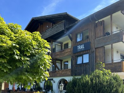 Außenansicht vom Trailhotel im Sommer