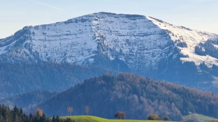 Der Hochgrat schneebedeckt im Herbst