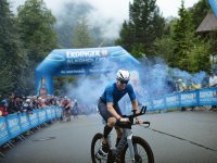 Beim Allgäu Triathlon mit dem Rad bei Kuhglocken Geräuschen den Kalvarienberg hinauf.