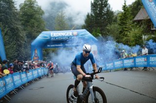 Beim Allgäu Triathlon mit dem Rad bei Kuhglocken Geräuschen den Kalvarienberg hinauf.