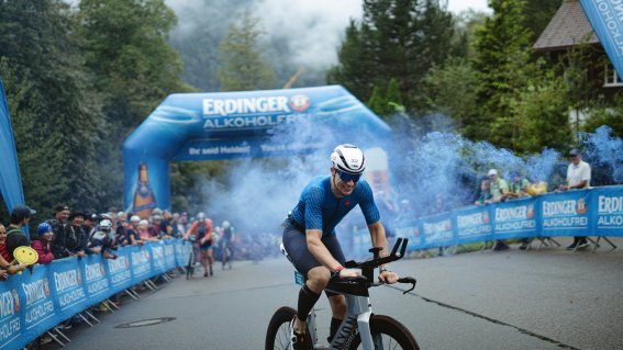 Beim Allgäu Triathlon mit dem Rad bei Kuhglocken Geräuschen den Kalvarienberg hinauf.
