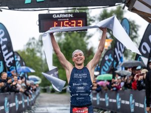 Die Triathleten die beim Triathlon im Allgäu über die Ziellinie laufen.