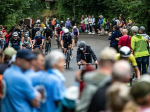 Zahlreiche Besucher die beim Triathlon in Immenstadt die Sportler motivieren und anfeuern.