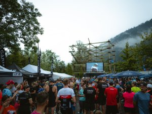 Bei Kult Triathlon im Allgäu können Besucher nicht nur die Athleten anfeuern, sondern sich auch auf der Expo umschauen.