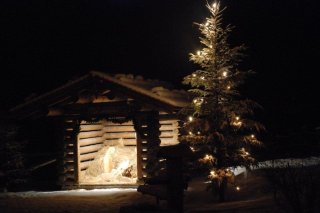 Weihnachtskrippe auf dem Dorfplatz