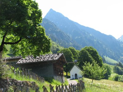 älteste Siedlung mit Kapelle und der Höfats (Edelweißberg) im Hintergrund