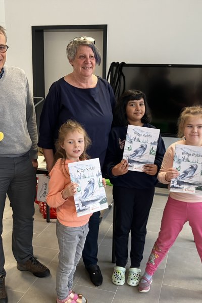 Jeder Zweitklässler erhielt im Anschluss an die Lesung sein eigenes Buchexemplar. Überreicht wurden die Geschichtenbände von Judith Lingg-Dempfle und Hermann als Vertreter des Verschönerungsverein Oberstdorf.