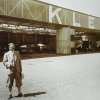 Hanns Klemm vor der großen Werkshalle
