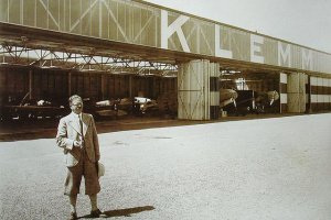Hanns Klemm vor der großen Werkshalle