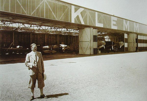 Hanns Klemm vor der großen Werkshalle