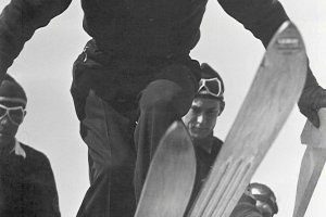 Schwungvoll geht Sepp Weiler in die Spur der Flugschanze (1950)