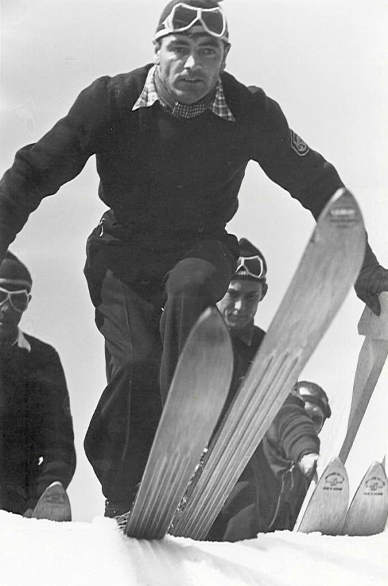 Schwungvoll geht Sepp Weiler in die Spur der Flugschanze (1950)