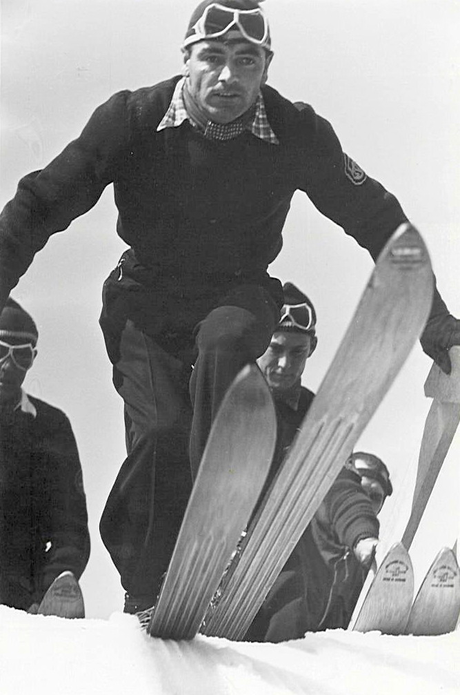 Schwungvoll geht Sepp Weiler in die Spur der Flugschanze (1950)