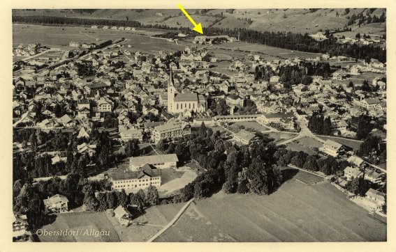 Ortsansicht Oberstdorfs mit der Fabrik um 1936