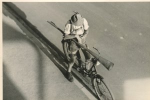 Warten auf den bevorstehenden Austrieb vor dem Haus von Medardese Max (Max Rohrmoser) in der Weststraße 30 im Sommer 1962