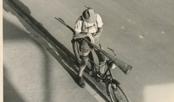 Warten auf den bevorstehenden Austrieb vor dem Haus von Medardese Max (Max Rohrmoser) in der Weststraße 30 im Sommer 1962