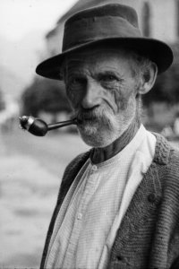 Oberstdorfer Landwirt mit Löunar-Pfeife
(Foto: https://www.heimatmuseum-oberstdorf.de/presse.html)
