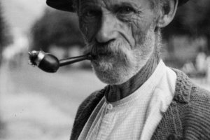Oberstdorfer Landwirt mit Löunar-Pfeife (Foto: https://www.heimatmuseum-oberstdorf.de/presse.html)