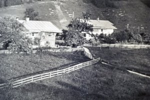 10 SS Haldenschanze Blick im Sommer, Häuser sind Schrofengasse li AHS 32 Käufer, re Waibel