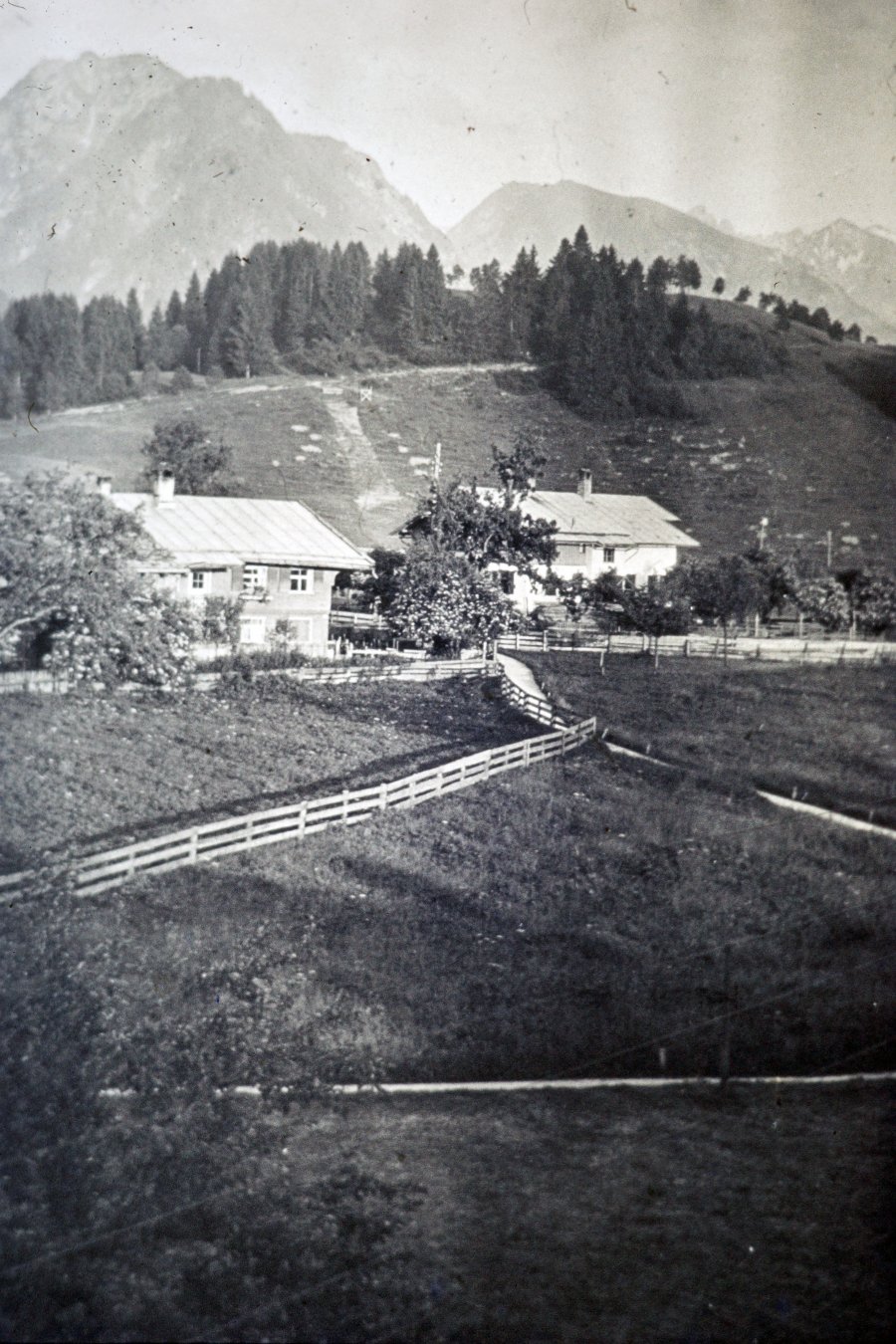 10 SS Haldenschanze Blick im Sommer, Häuser sind Schrofengasse li AHS 32 Käufer, re Waibel