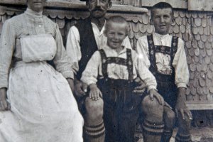 6. 07 FAM Gerstruben Familie Huber, v. li. Ludwiga, Anton, Hans, Wilhelm, 1915 während eines Fronturlaubes von Anton Huber