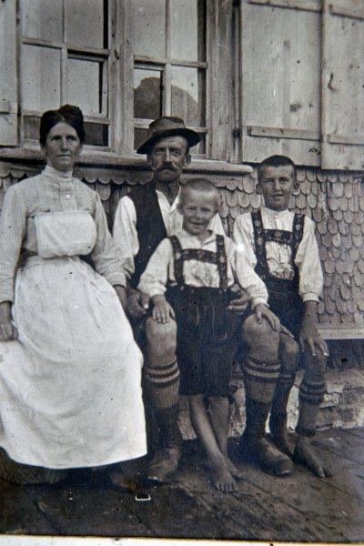 6. 07 FAM Gerstruben Familie Huber, v. li. Ludwiga, Anton, Hans, Wilhelm, 1915 während eines Fronturlaubes von Anton Huber