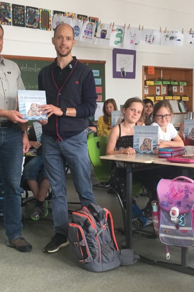 Die Oberstdorfer Grundschule bekam 30 Bücher, wofür sich die Drittklässler und Konrektor Stefan Kienle herzlich bei Hermann Hofm