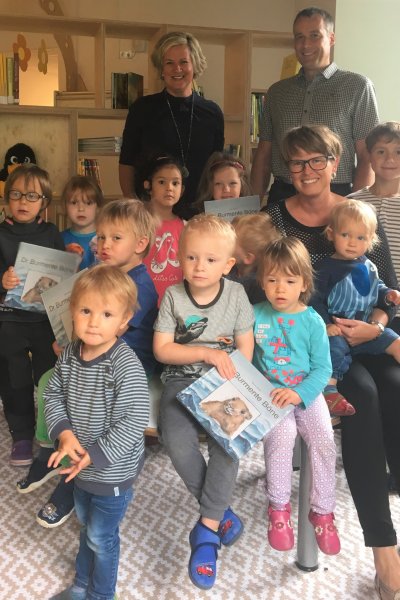 Judith Lingg-Dempfle und Hermann Hofmann wurden im Kinderhaus St. Nikolaus von Leiterin Anett Kömmling im Kreise vieler kleiner