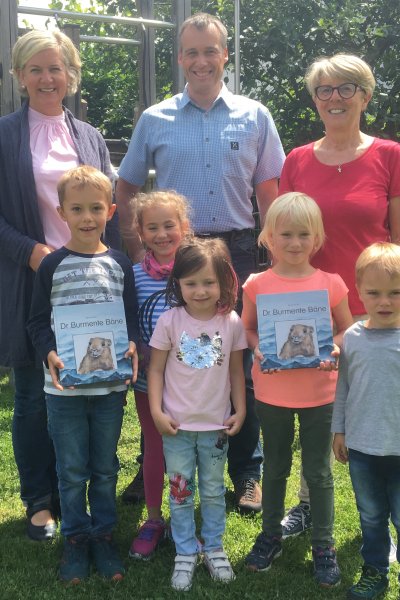 Den Burmente Bäne nahmen die Kindergartenleiterin Lisa Steinle und ihre Schützlinge von Judith Lingg-Dempfle und Hermann Hofmann dankend entgegen.
