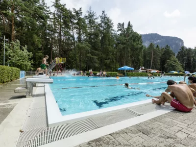 Badi-thusis-schwimmbecken-f6bh063n0bvp0zh