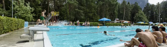 Badi-thusis-schwimmbecken-f6bh063n0bvp0zh