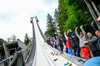 Vierplätzetournee 2022 - Laola am Schanzentisch