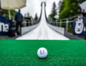 Logoball mit Schanzen-Anlauf