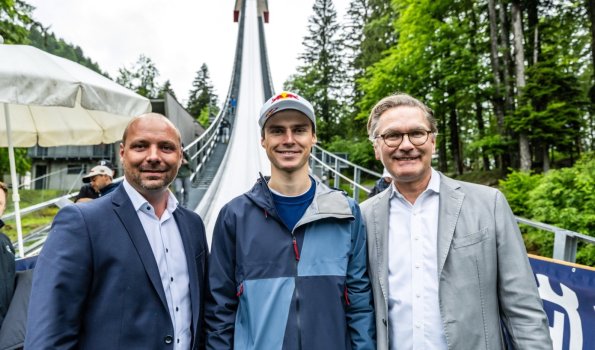 V.l.: Alexander Schuster (Autohaus Allgäu), Vinzenz Geiger und Autohaus-Chef Richard Stadler