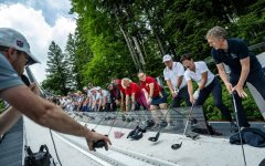 Vorbereitung für die Laola am Schanzentisch