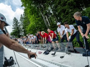 Vorbereitung für die Laola am Schanzentisch