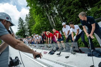 Vorbereitung für die Laola am Schanzentisch