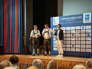Übergabe der gesammelten Spende aus den Mulligans