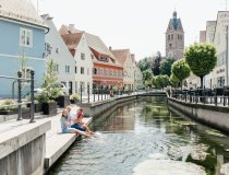 Web Version-Familie sitzt am Stadtbach vor Frauenkirche 