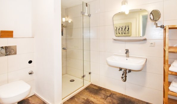 Komplett neues, geräumiges Badezimmer mit ebenerdig begehbarer Dusche und WC.