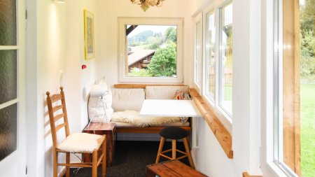 Gemütliche Loggia mit Blick auf die Alpwiesen. Holiday Office, oder gemütlich zum Kaffee trinken. Nicht beheizt, somit nur bei warmem Wetter nutzbar.