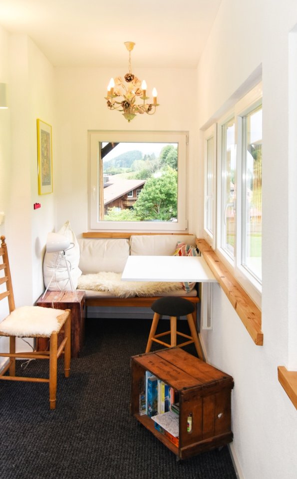 Gemütliche Loggia mit Blick auf die Alpwiesen. Holiday Office, oder gemütlich zum Kaffee trinken. 
Nicht beheizt, somit nur bei warmem Wetter nutzbar.