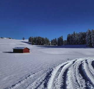 rote Hütte im Schnee