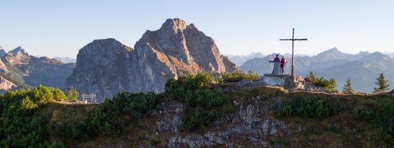 Aggenstein mit Paar im Vordergrund