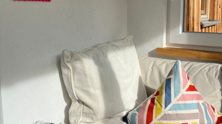 Kuschelecke mit Nichtstun Logo an der Wand